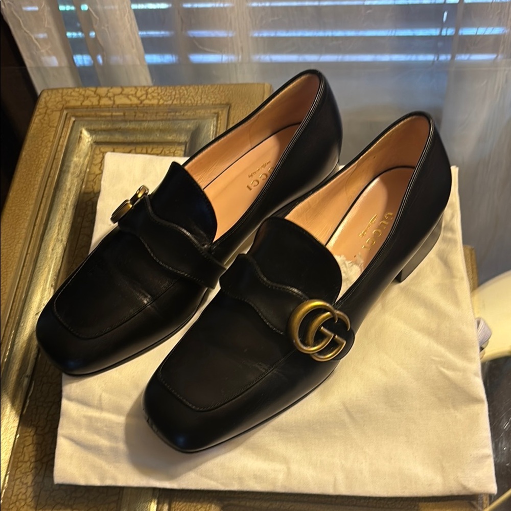 Gucci Black Leather Loafers Classic Slip-On Design